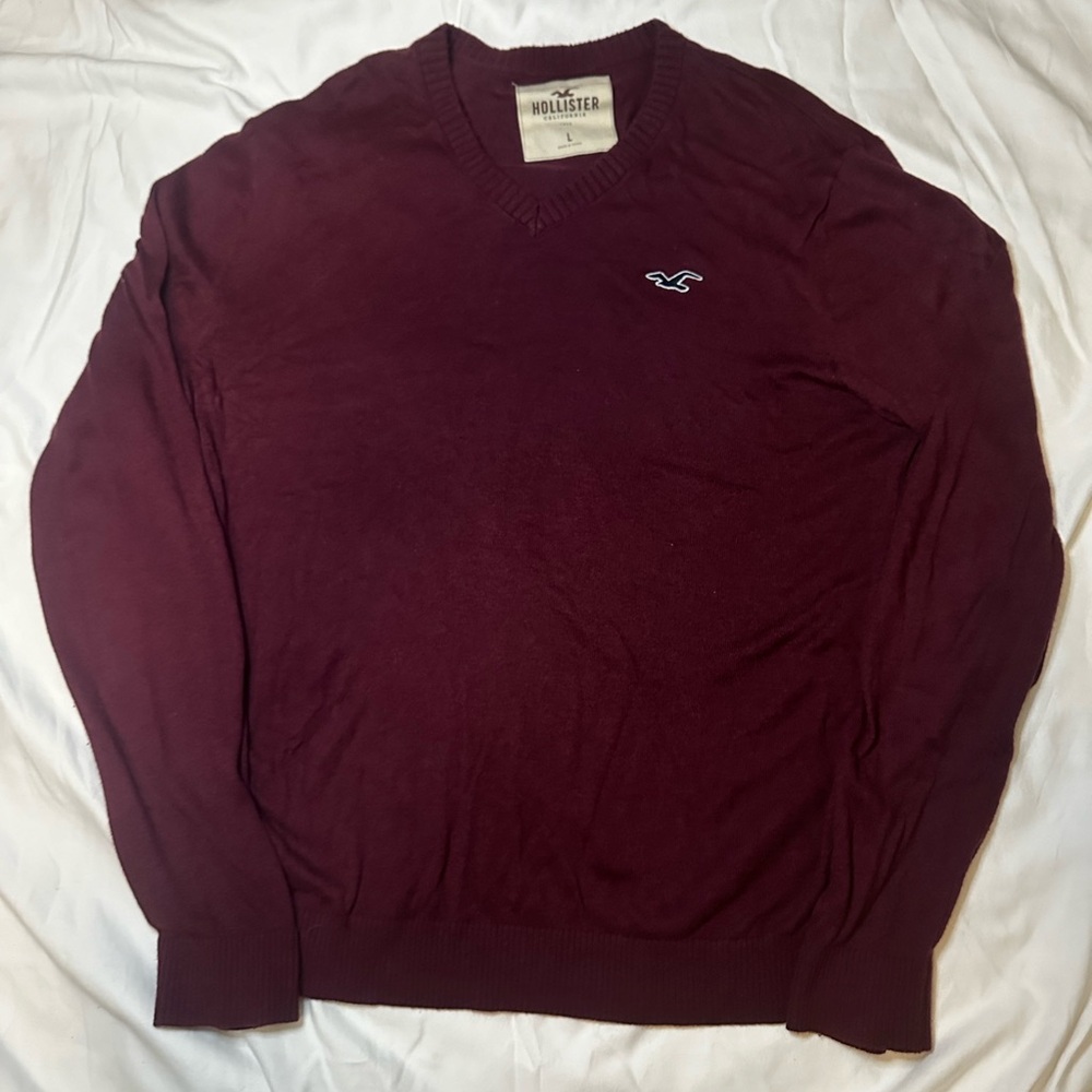 Hollister Men's Burgundy V-Neck Sweater